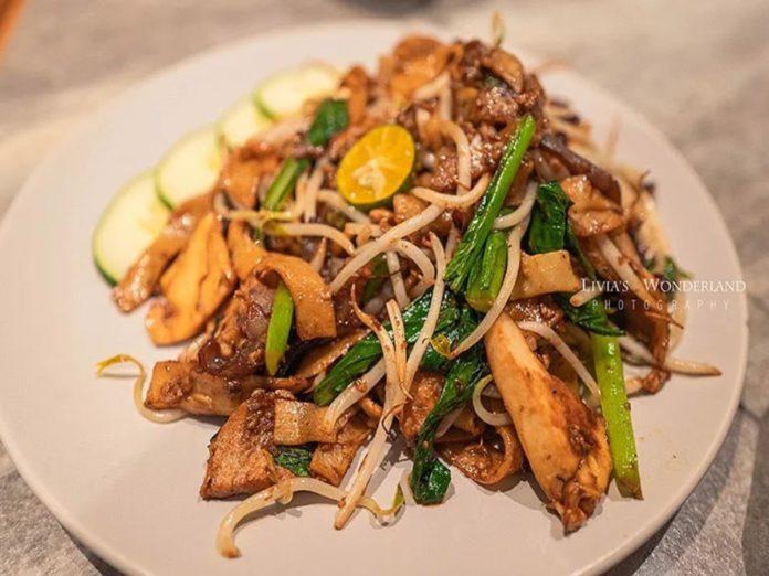 台北市信義區遠百信義A13百貨公司的素食餐廳「寶林茶室」發生大規模食物中毒案,至今已累計共1人死亡、9人不適入院,當中3人留醫ICU。調查發現身體不適者都曾點炒粿條或河粉