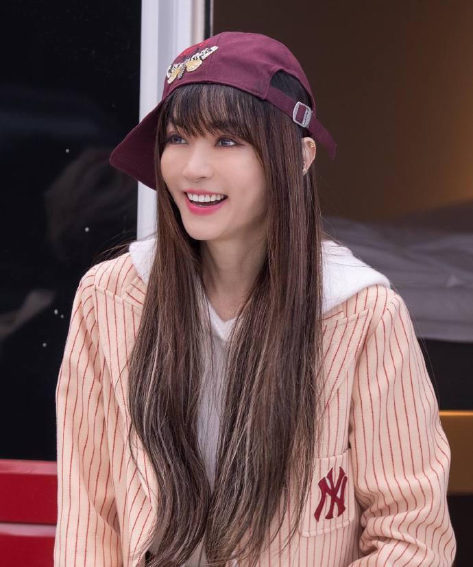 謝金燕年底便滿50歲,其狀態引起坊間話題及注意。