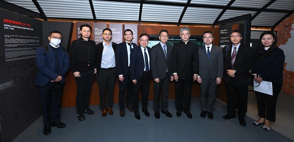 圖示署理文化體育及旅遊局局長劉震(右四)、教育局副局長施俊輝(右三)和康文署署長劉明光(右五)與出席校長合照。(政府新聞處圖)