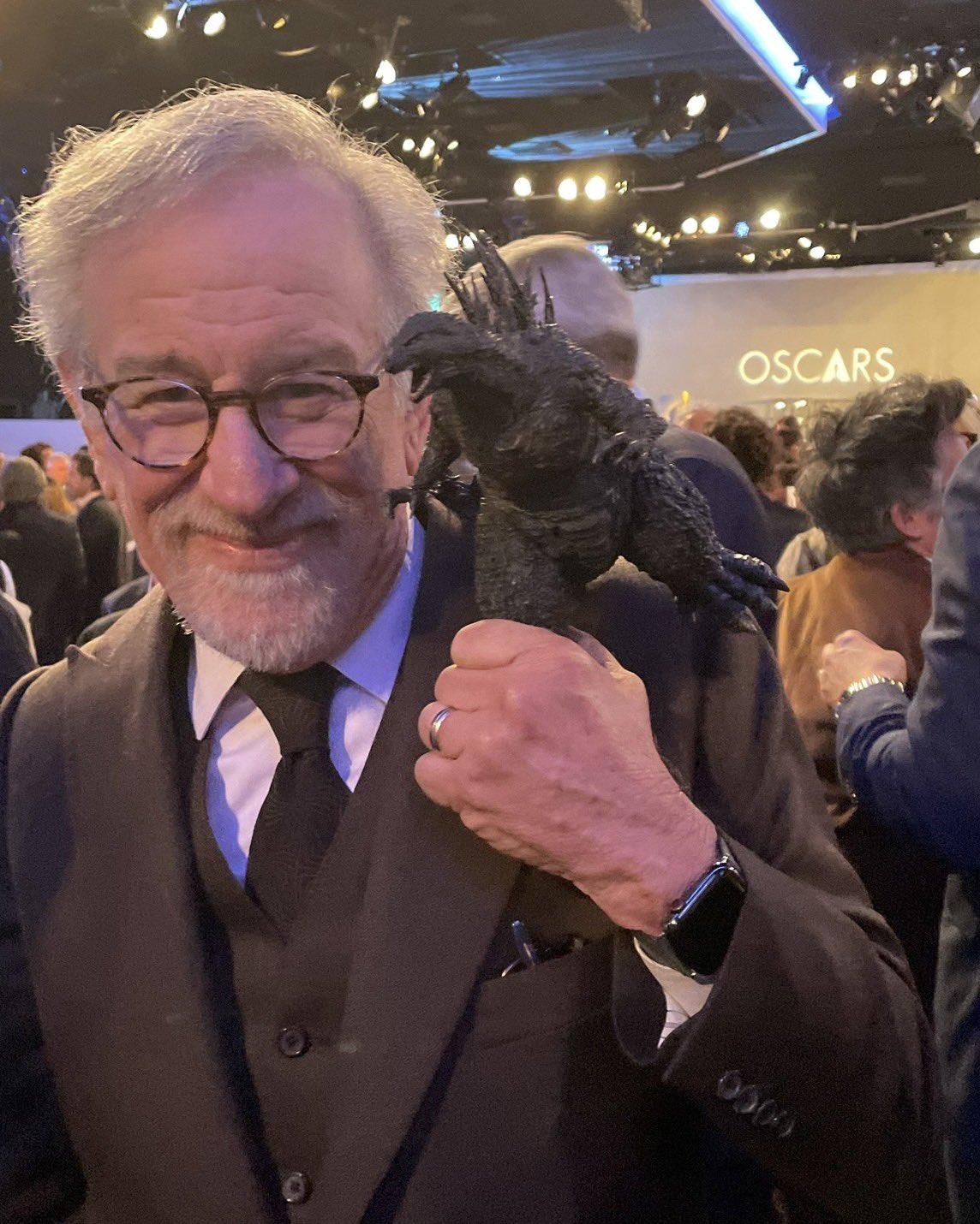 導演史匹堡都同哥斯拉合照,慶祝《哥斯拉-1.0》低成本拎奧斯卡最佳視效