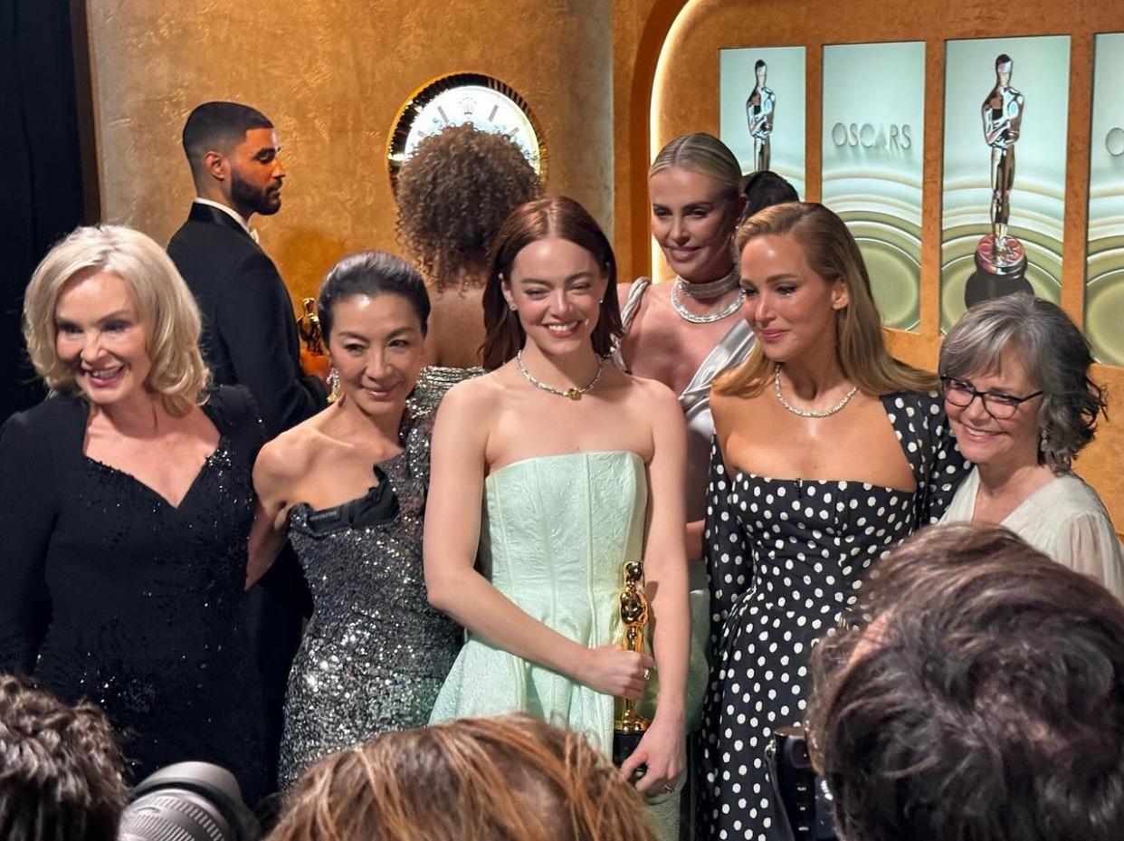 楊紫瓊出PO為愛瑪史東解畫。