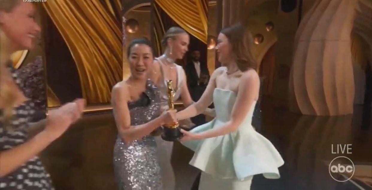 愛瑪史東接受影后殊榮時,被指無視頒獎給她的楊紫瓊。