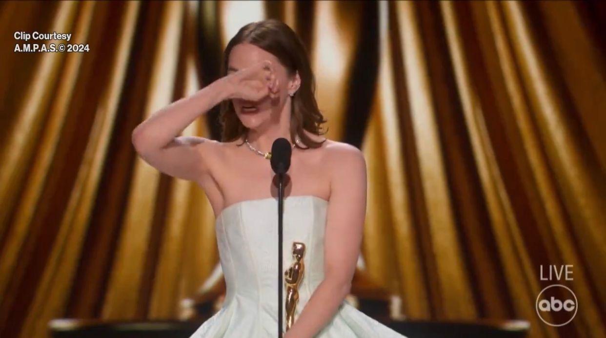 愛瑪史東奪最佳女主角時感動落淚。