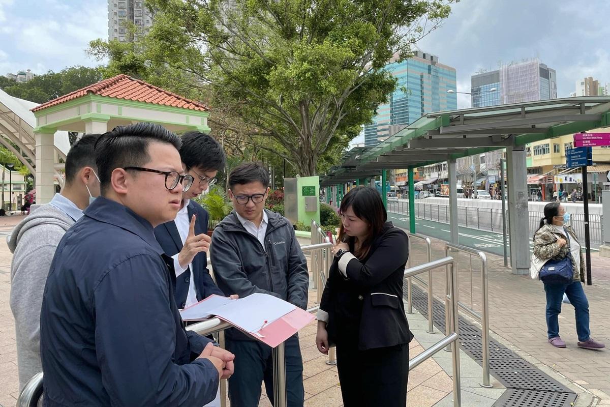 張欣宇(右二)日前與黨友和運輸署代表視察北區十字路口。(蘇靖然FB)