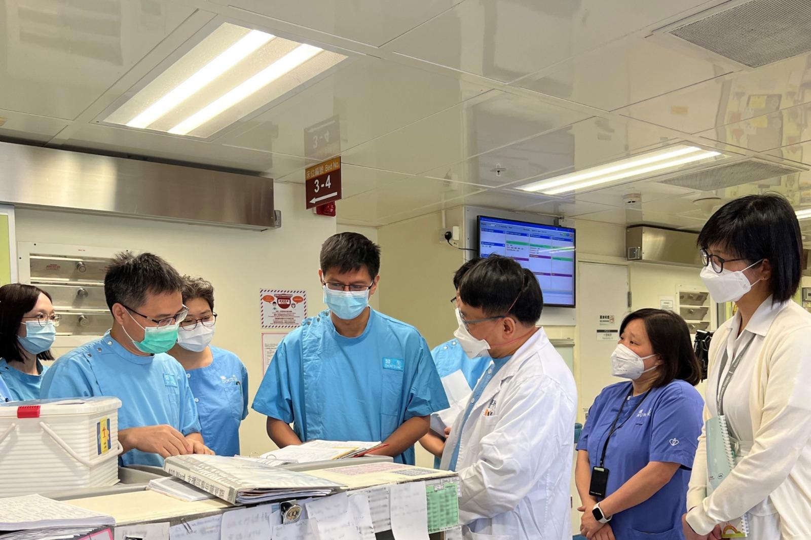 中醫及西醫團隊共同巡房和治理病人。(醫管局提供)