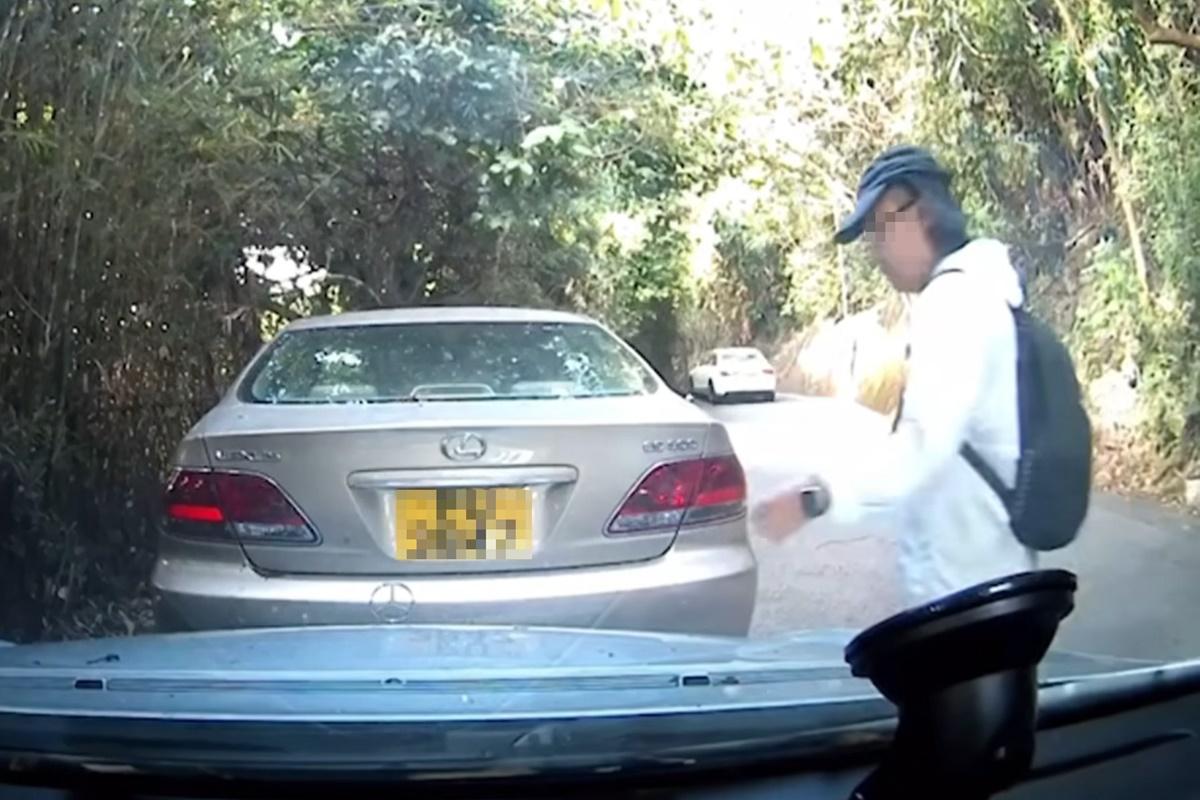 其中一人行經平治私家車後突然折返。(網上片段截圖)