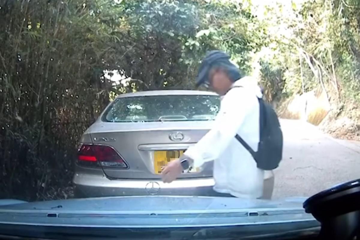 其中一人行經平治私家車後突然折返。(網上片段截圖)