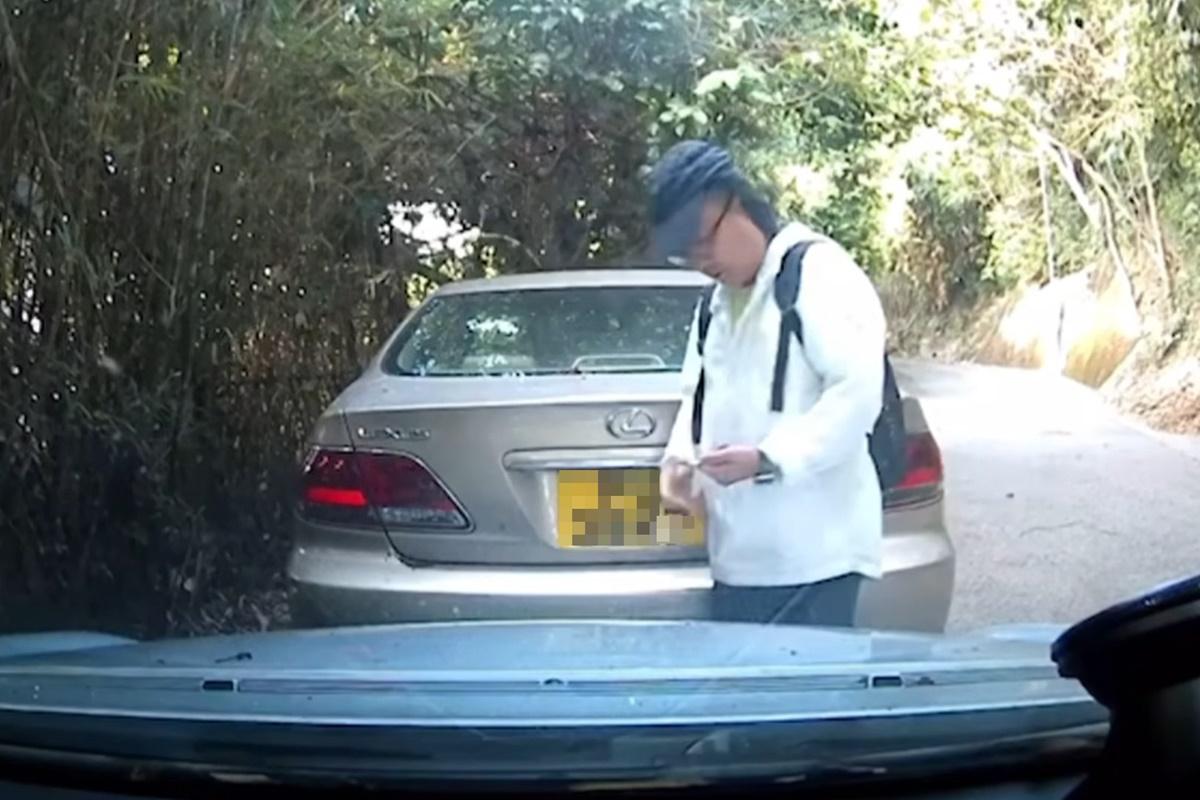 該名途人出手成功掹爛平治引擎蓋標誌。(網上片段截圖)