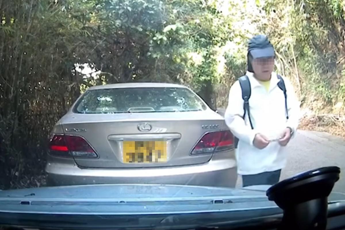 該名途人疑似取去掹爛的平治引擎蓋標誌。(網上片段截圖)