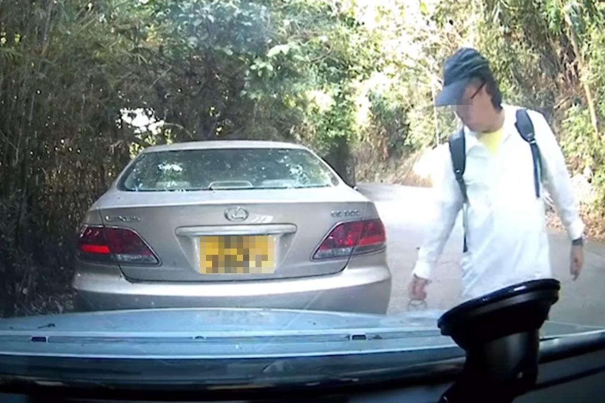 該名途人疑似取去掹爛的平治引擎蓋標誌。(網上片段截圖)