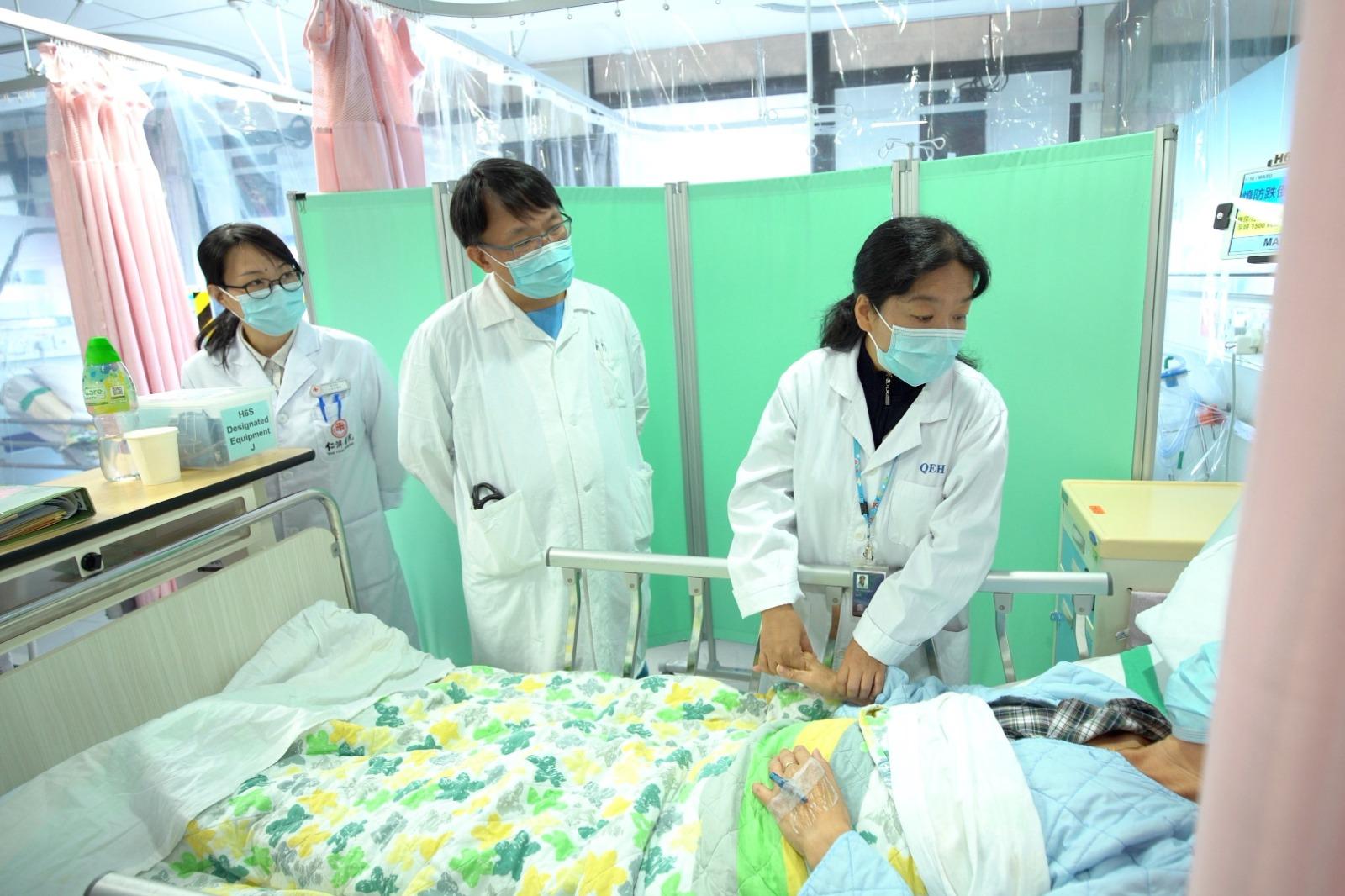 中醫及西醫團隊共同巡房和治理病人。(醫管局提供)