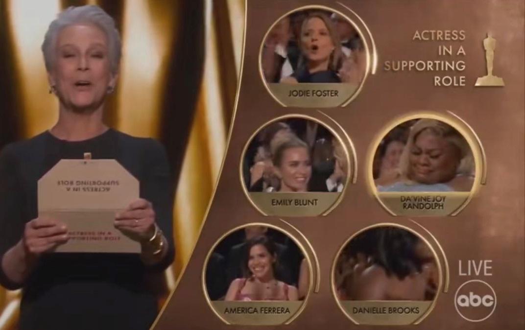 上屆得主珍美李寇蒂絲負責揭曉最佳女配角殊榮。