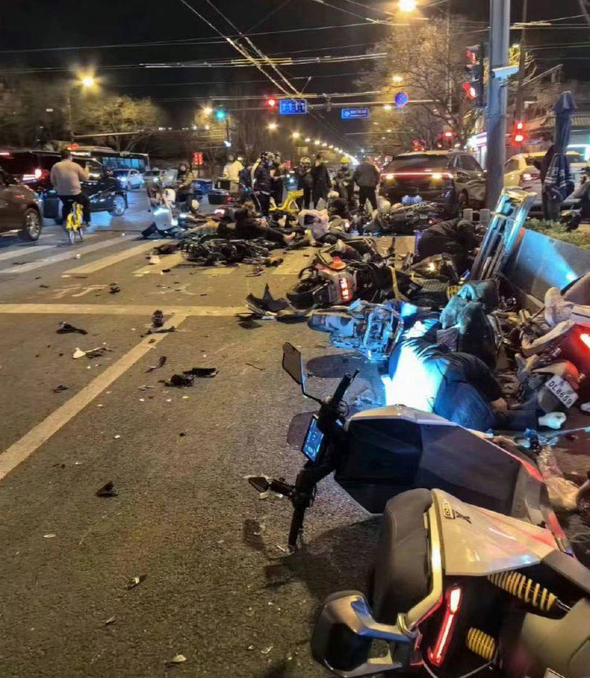 北京昨晚7時40分有私家車駛入東城區寛街路口的非機動車道,與多輛電單車碰撞,多人倒地受傷。