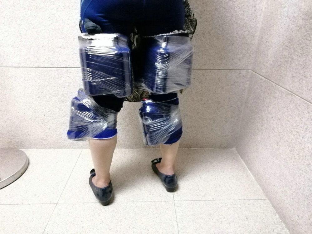 女子通關時肢體僵硬,步履異常。澳門海關圖片