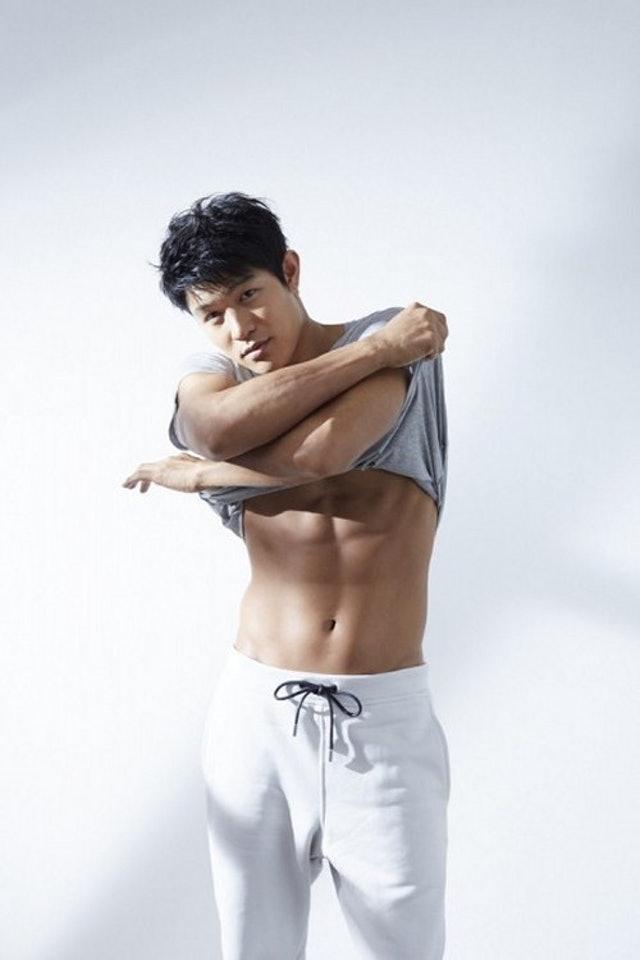 鈴木亮平曾多次為配合角色操練健碩身形。