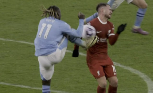 完場前杜古疑似先踢中皮球再踢中麥亞里士打(網上圖片)