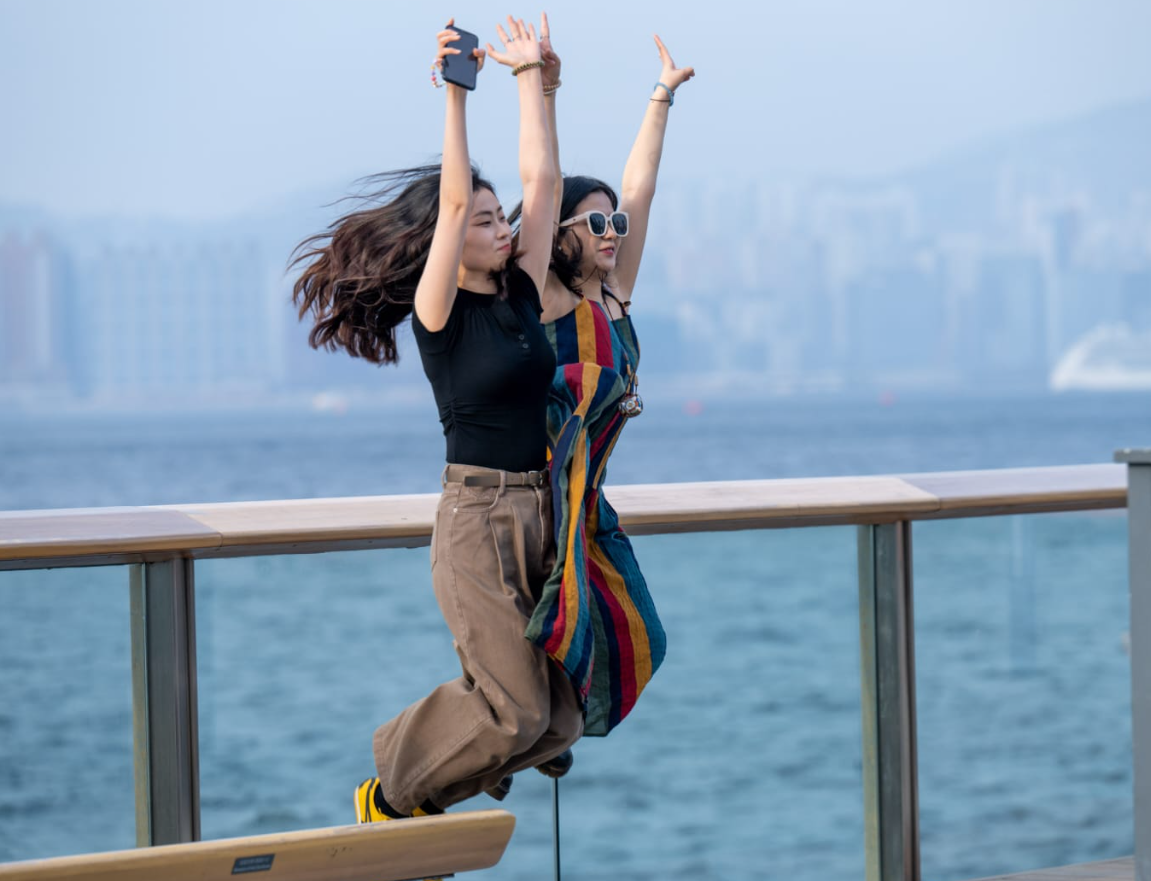 本港地區今日(30日)大致多雲,初時沿岸有霧,日間部分時間有陽光及炎熱,最高氣溫約31度,稍後有幾陣驟雨,局部地區有狂風雷暴。吹輕微至和緩南風。(資料圖片)