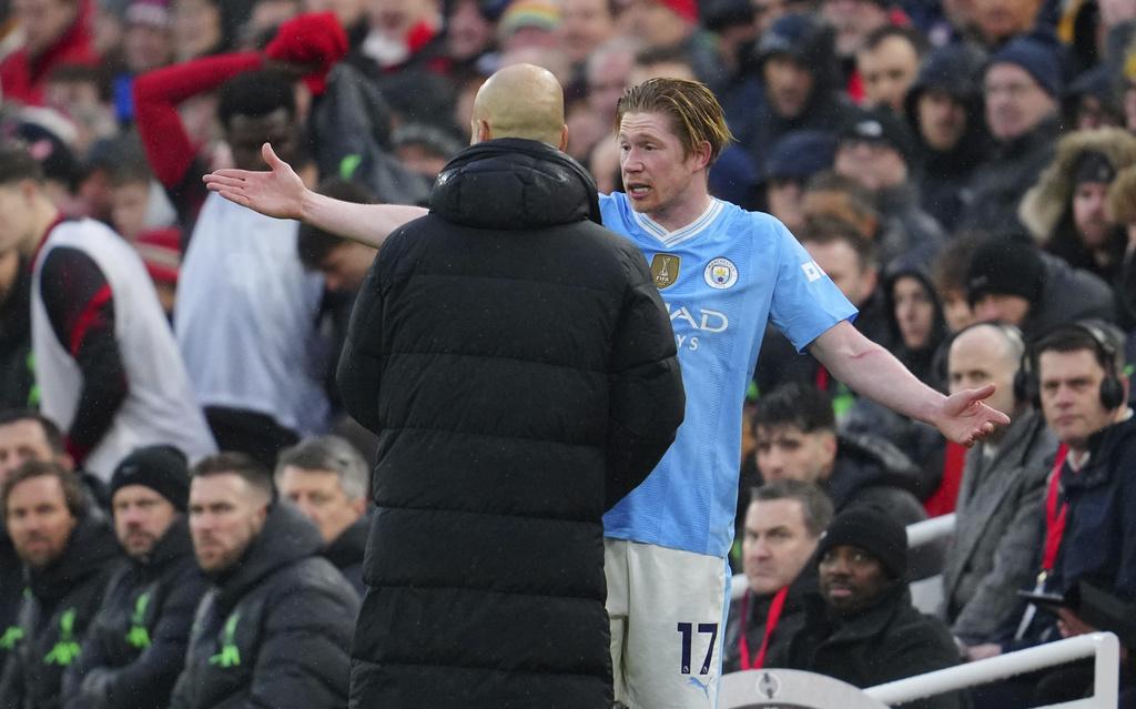 英超|利物浦和曼城得失球不及阿仙奴居次,迪布尼不滿被哥迪奧拿換出。(美聯社)