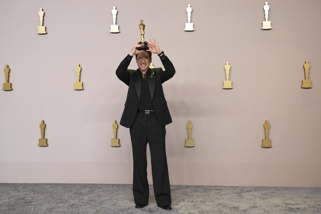 羅拔唐尼Robert Downey Jr.首奪奧斯卡小金人 憑《奧本海默》贏最佳男配角