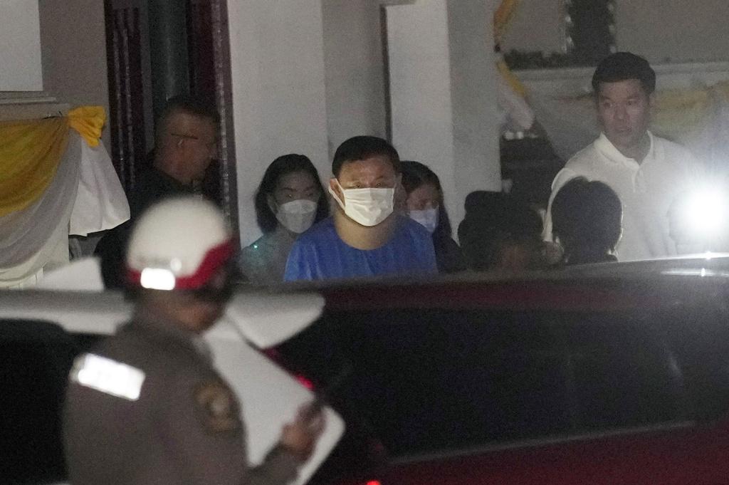 泰國前總理他信在女兒兼為泰黨黨魁佩通坦陪同下,到曼谷國柱神廟參拜,是他自獲得假釋以來首次公開露面。(美聯社)