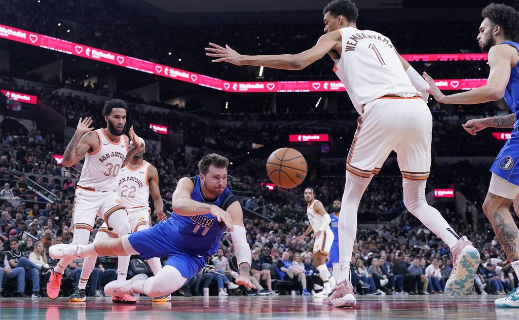 獨行俠以113:107擊敗馬刺。(美聯社)