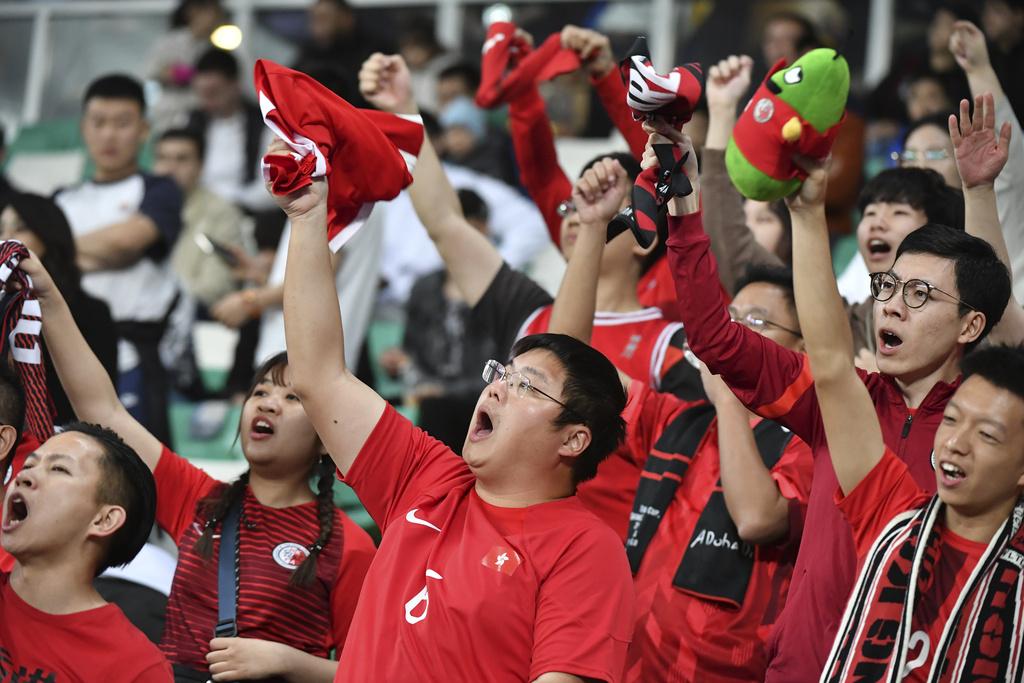 數十香港球迷作客烏茲別克支持港隊。(美聯社)