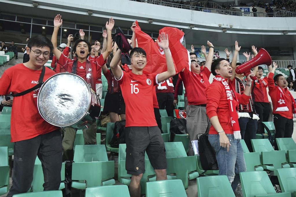 數十香港球迷作客烏茲別克支持港隊。(美聯社)