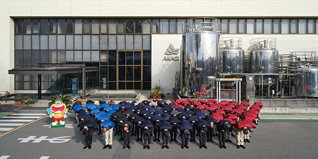 日本老牌雪糕生產商「赤城乳業株式會社」旗下有「國民雪條」之稱的「ガリガリ君」雪條因國內原材料價格上漲,從70日圓(約3.65港元)加價到80日圓(約4.17港元),社長率領全體高層集體鞠躬道歉。