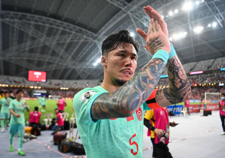 國足34歲後衛張琳芃直言感到羞愧,「連新加坡都無法擊敗是恥辱」,一度表示有意退出國家隊。(網上圖片)