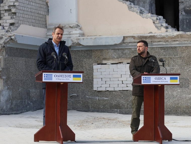 烏克蘭總統澤連斯基正於當地接待到訪的希臘總理米佐塔基斯,導彈落點正在兩人車隊500米至800米之外,他們及雙方人員沒有受傷。(路透社)