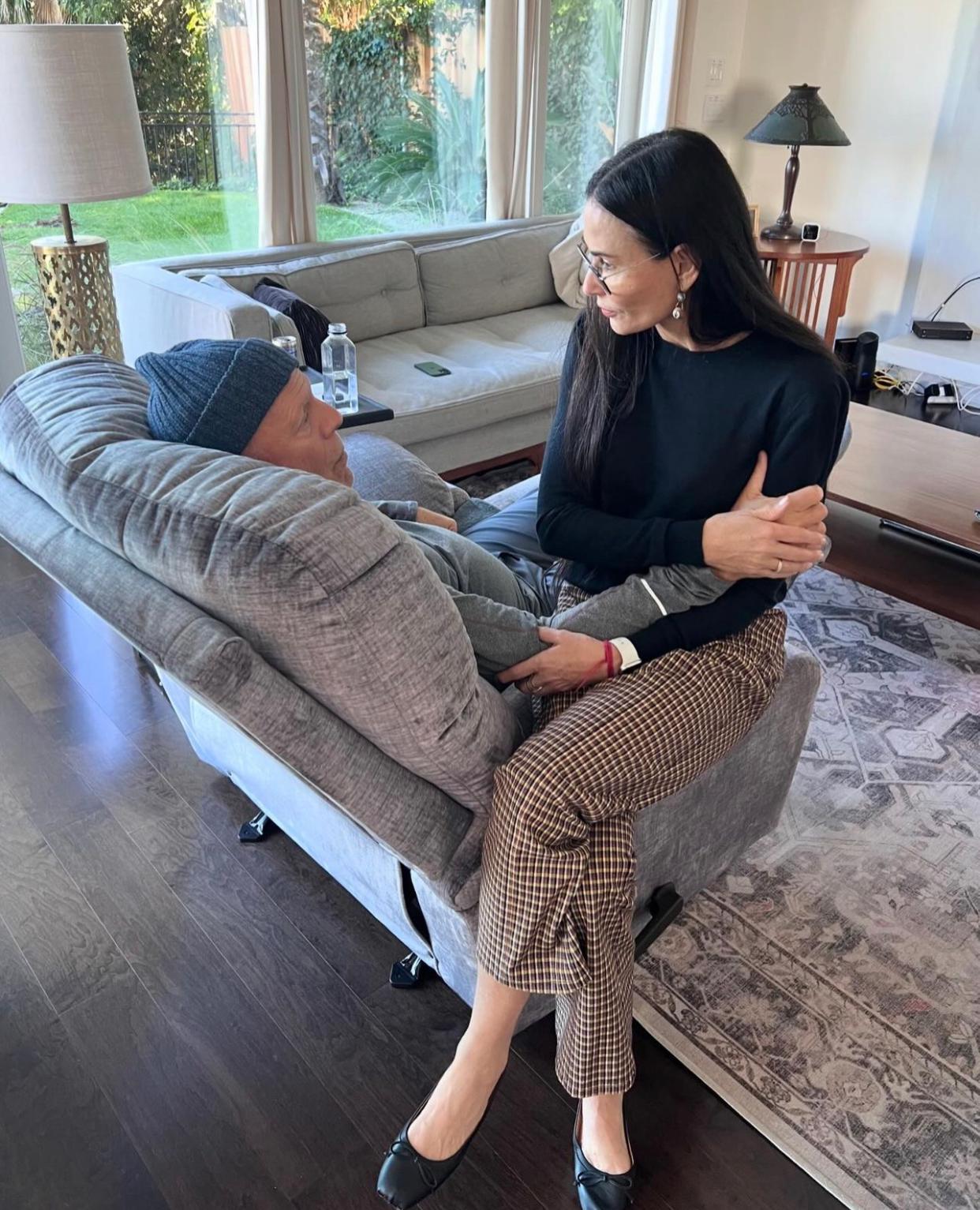 狄美摩亞公開探望前夫的照片,引起網民熱烈討論。