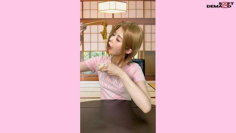 月乃露娜戴上金色假髮模仿正版在IG的照片。