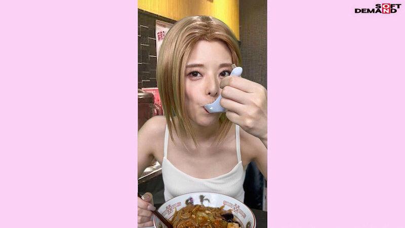 月乃露娜戴上金色假髮模仿正版在IG的照片。