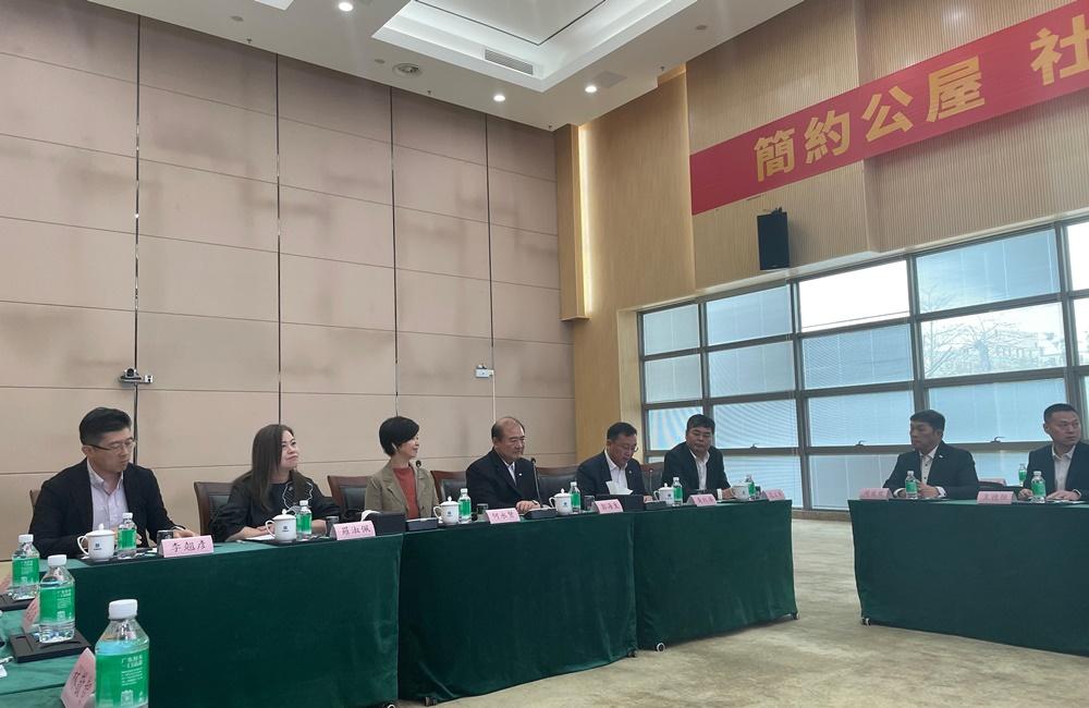 何永賢今與房屋局和建築署團隊前往惠州,視察「簡約公屋」「組裝合成」組件的生產進度和情況。(政府新聞處圖)