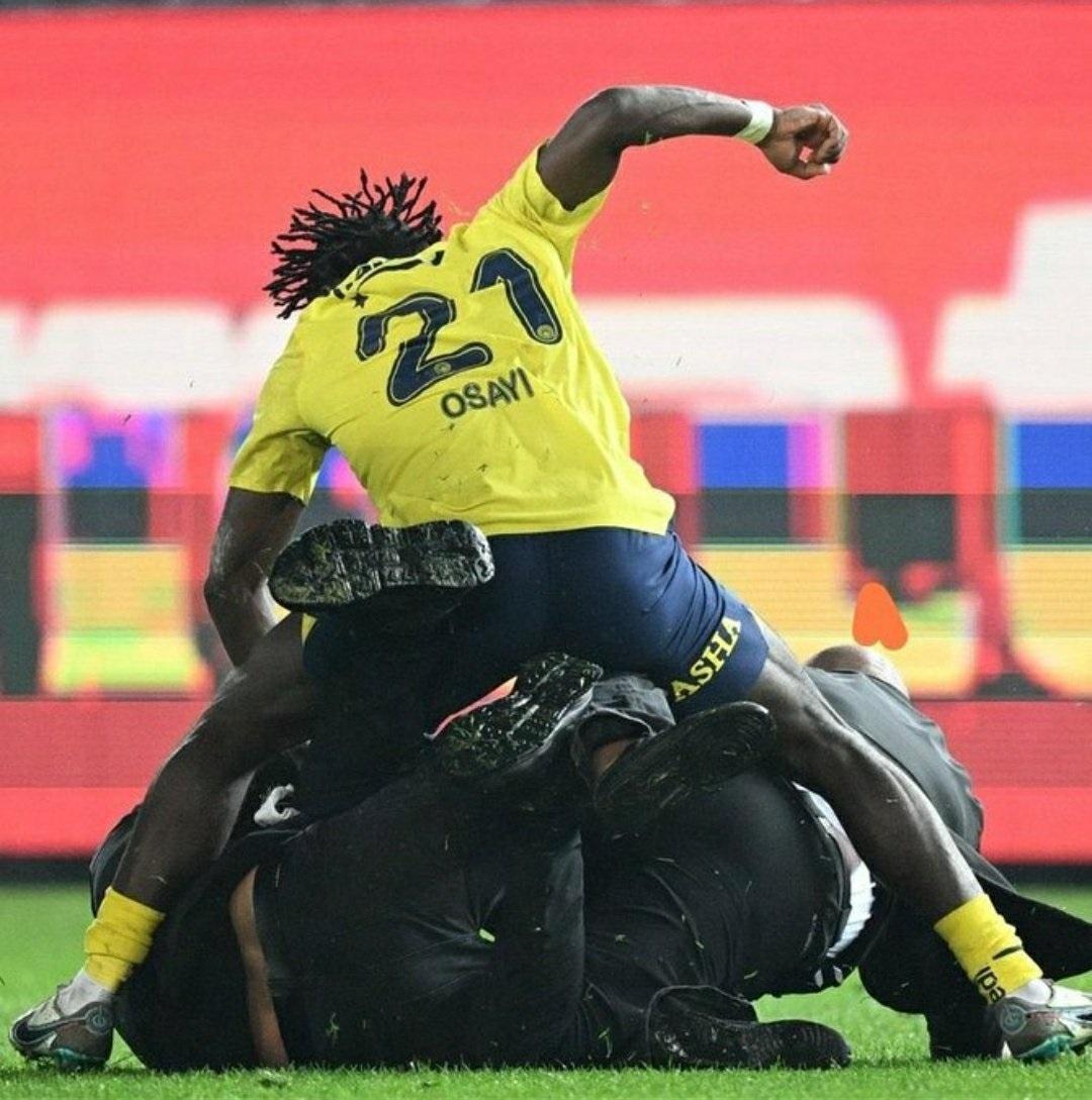 費倫巴治球員騎在球迷身上施襲。(X)