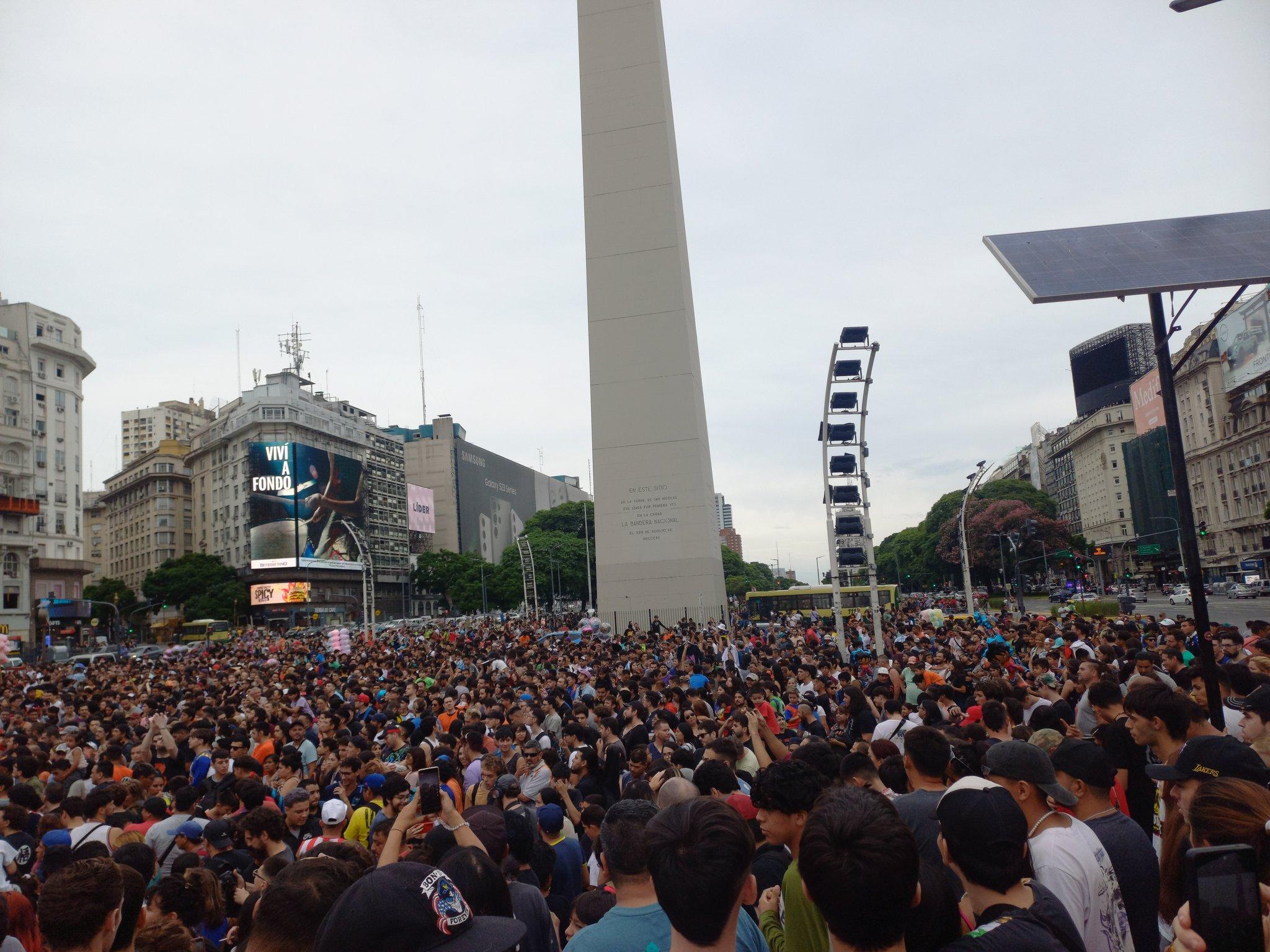 《龍珠》在南美洲亦大受歡迎,在阿根廷首都布宜諾斯艾利斯的地標方尖碑,有3萬名粉絲聚集