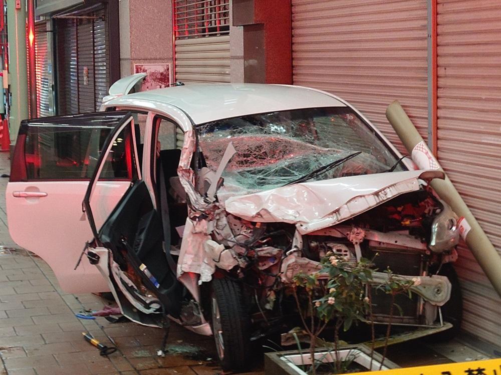 日本神戶市的商店街發生致命交通意外。(X)