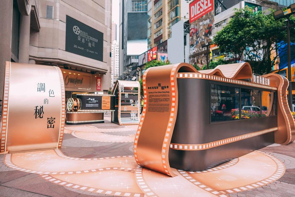 時代廣場露天廣場的《螢幕後的魔法》展覽入口播放著由導演和演員講述對剪接師看法的片段,讓大家了解到剪接師的工作如何與電影製作每個環節和崗位環環相扣。時代廣場露天廣場的《螢幕後的魔法》展覽入口播放著由導演和演員講述對剪接師看法的片段,讓大家了解到剪接師的工作如何與電影製作每個環節和崗位環環相扣。