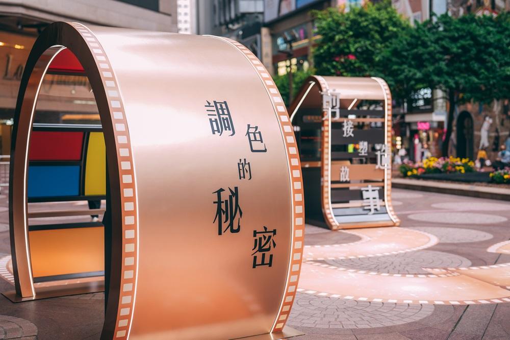 時代廣場露天廣場的《螢幕後的魔法》展覽入口播放著由導演和演員講述對剪接師看法的片段,讓大家了解到剪接師的工作如何與電影製作每個環節和崗位環環相扣。