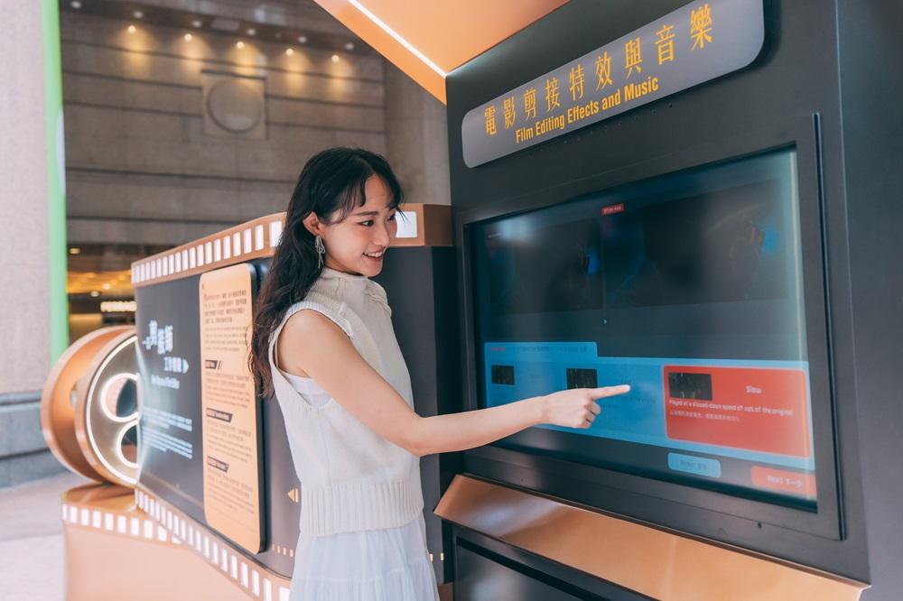 時代廣場露天廣場的《螢幕後的魔法》展覽入口播放著由導演和演員講述對剪接師看法的片段,讓大家了解到剪接師的工作如何與電影製作每個環節和崗位環環相扣。