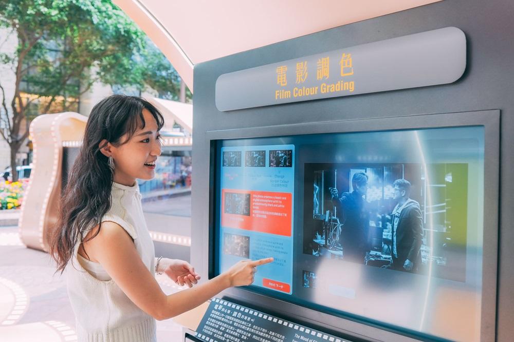 時代廣場露天廣場的《螢幕後的魔法》展覽入口播放著由導演和演員講述對剪接師看法的片段,讓大家了解到剪接師的工作如何與電影製作每個環節和崗位環環相扣。