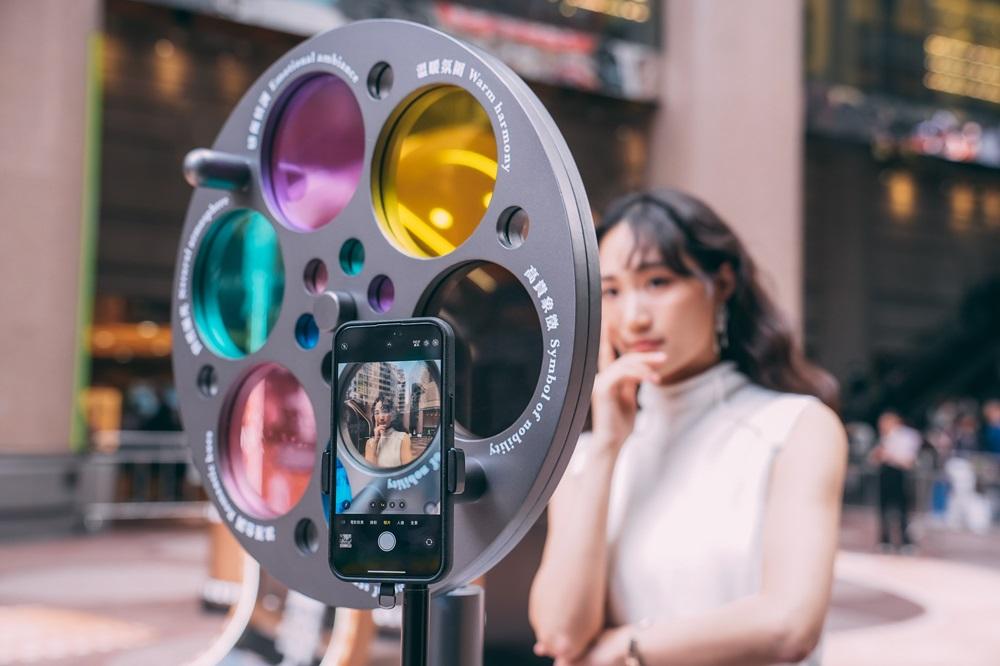 時代廣場露天廣場的《螢幕後的魔法》展覽入口播放著由導演和演員講述對剪接師看法的片段,讓大家了解到剪接師的工作如何與電影製作每個環節和崗位環環相扣。