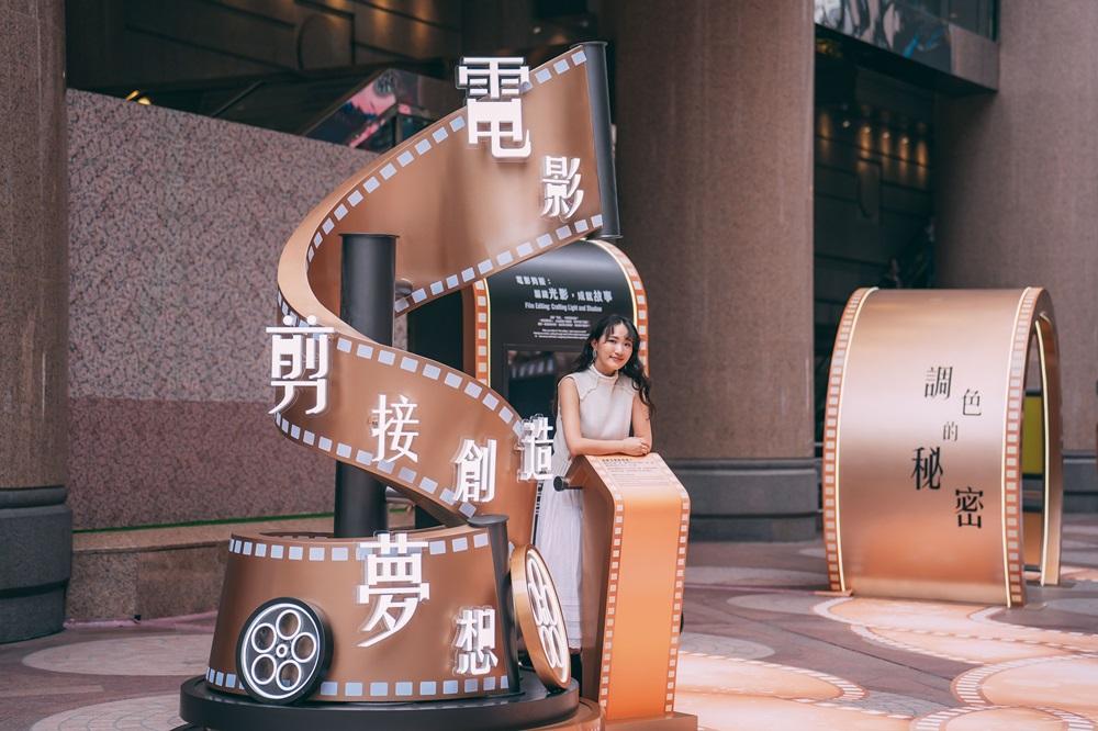 時代廣場露天廣場的《螢幕後的魔法》展覽入口播放著由導演和演員講述對剪接師看法的片段,讓大家了解到剪接師的工作如何與電影製作每個環節和崗位環環相扣。