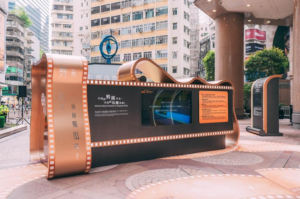 時代廣場露天廣場的《螢幕後的魔法》展覽入口播放著由導演和演員講述對剪接師看法的片段,讓大家了解到剪接師的工作如何與電影製作每個環節和崗位環環相扣。