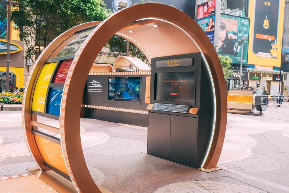 時代廣場露天廣場的《螢幕後的魔法》展覽入口播放著由導演和演員講述對剪接師看法的片段,讓大家了解到剪接師的工作如何與電影製作每個環節和崗位環環相扣。