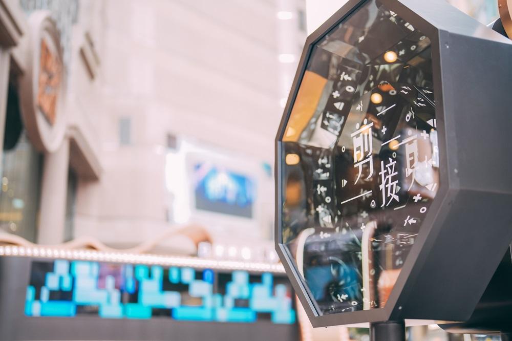 時代廣場露天廣場的《螢幕後的魔法》展覽入口播放著由導演和演員講述對剪接師看法的片段,讓大家了解到剪接師的工作如何與電影製作每個環節和崗位環環相扣。