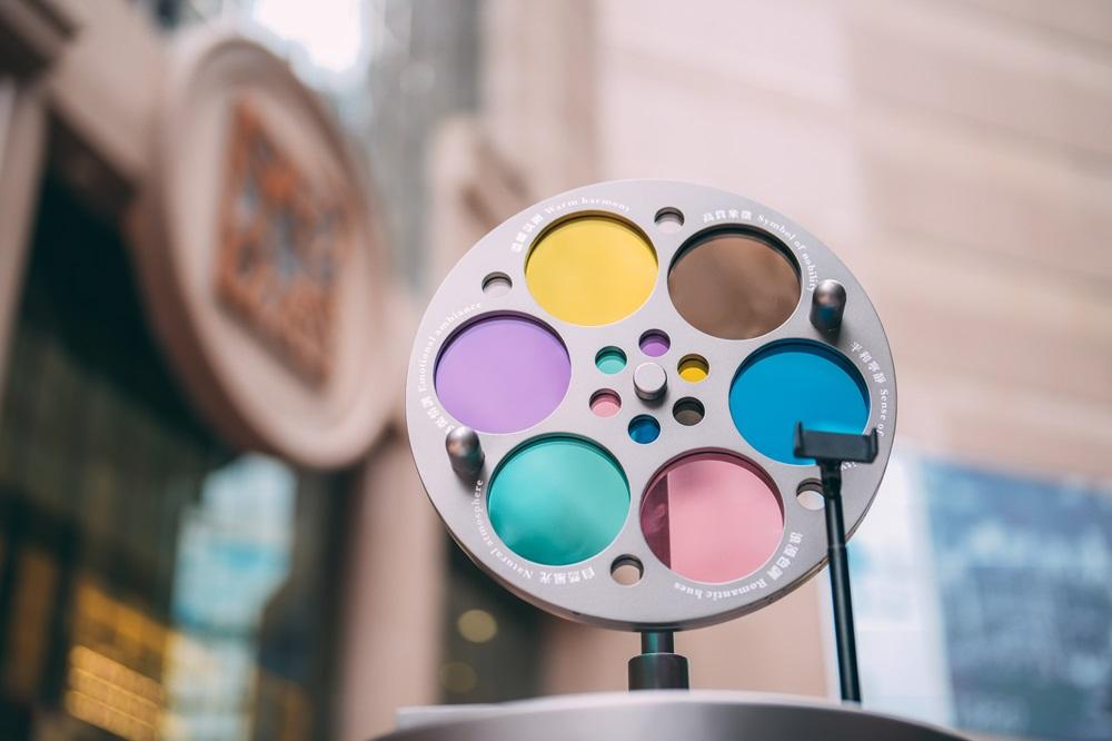 時代廣場露天廣場的《螢幕後的魔法》展覽入口播放著由導演和演員講述對剪接師看法的片段,讓大家了解到剪接師的工作如何與電影製作每個環節和崗位環環相扣。