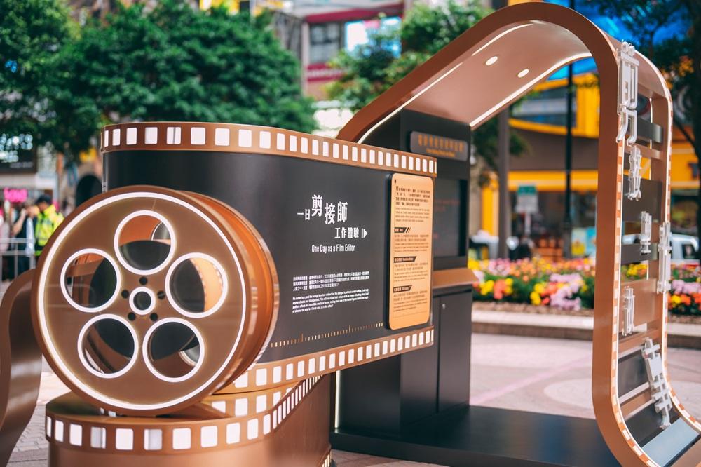 時代廣場露天廣場的《螢幕後的魔法》展覽入口播放著由導演和演員講述對剪接師看法的片段,讓大家了解到剪接師的工作如何與電影製作每個環節和崗位環環相扣。