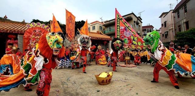 上水河上鄉的洪聖誕是極具特色的節慶活動,今年的洪聖誕將於本周日(3月17日)在上水石湖墟舉行「洪聖誕嘉年華」, 由巡遊典禮和大型巡遊掀開序幕,包括「洪聖大王」出巡,以及大金龍、醒獅、客家貔貅、麒麟表演。(圖片來源:香港獅藝舘龍獅體育會)