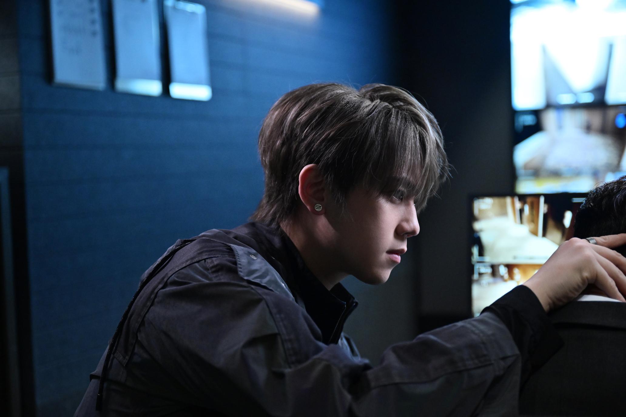 姜濤演「撻手指」就可催眠人的怪盜。(《12怪盜》劇照)